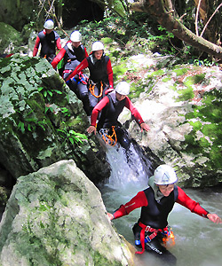 school trip to Austria full of action, fun and team spirit with white-water rafting oetztal Austria